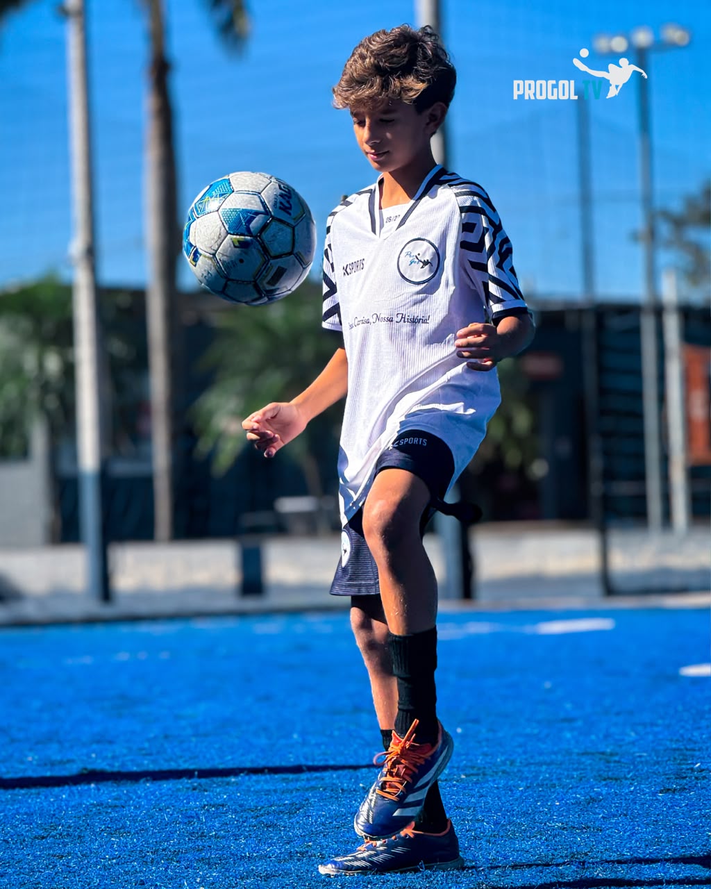 Aluno da Pro Gol Dourados treinando controle de bola
